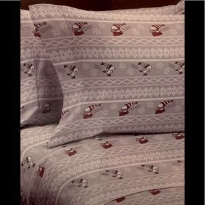 NWT Snoopy / Peanuts Christmas Twin Sheet Set Snowflakes Grey